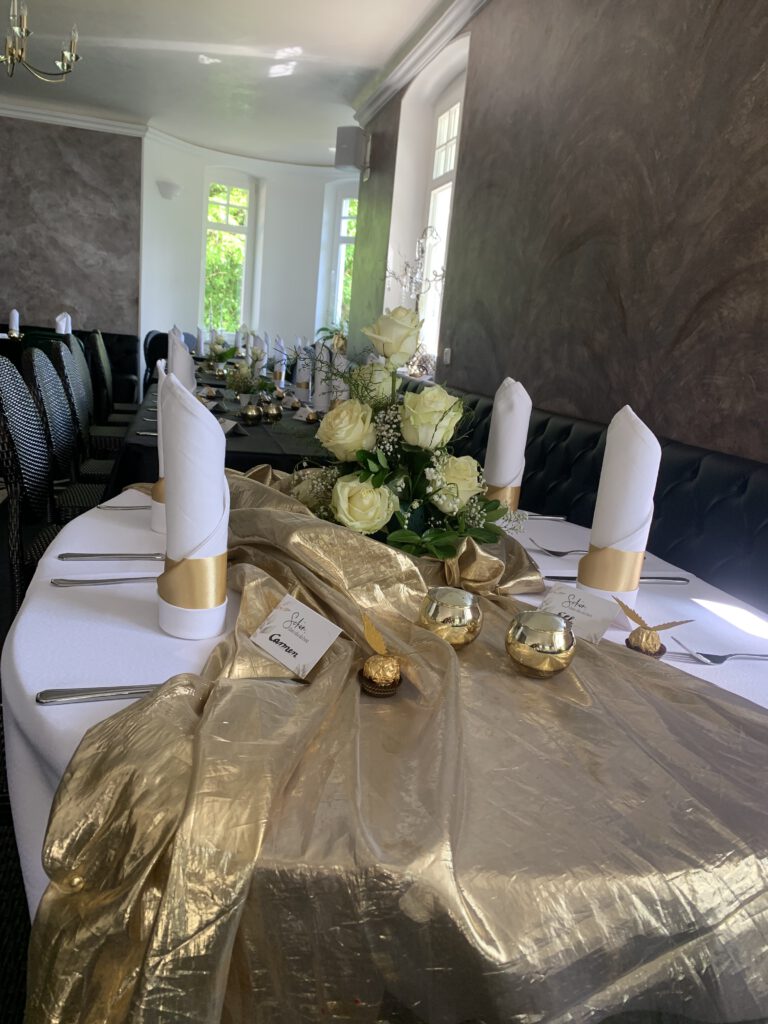 Festlich gedeckte Tische goldene Hochzeit | Feiern in der Villa Lötz am Wünsdorfer See